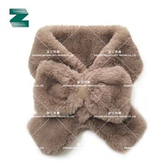 Oblikovan šal iz umetnega krzna