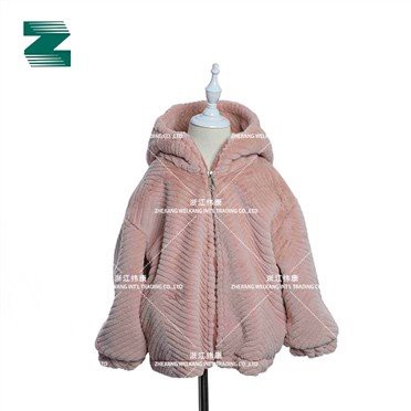 Otroški plašč iz umetnega krzna na ribjo kost in kapuco z zadrgo